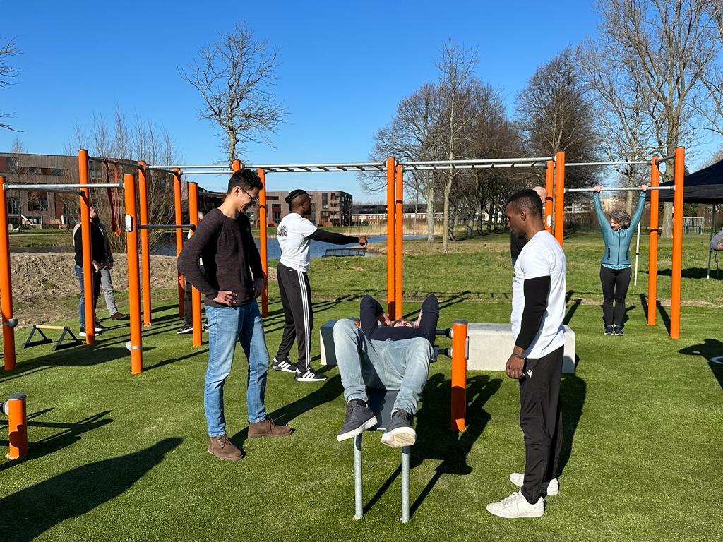De komende maanden kunnen inwoners weer meedoen met calisthenics clinics en zo kennis maken met deze populaire vorm van buitensport.